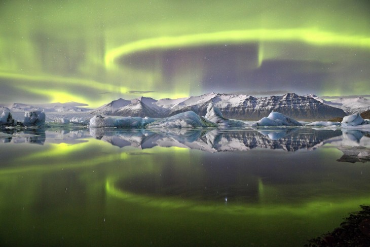 Aurora sobre una laguna de glaciar